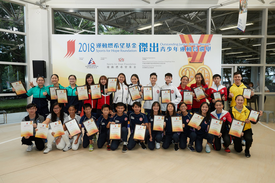 <p>The 2<sup>nd</sup> quarter presentation ceremony of the Sports for Hope Foundation Outstanding Junior Athlete Awards 2018 was concluded successfully. The award winners included (back row, from left): Lee Ka-yee, Chau Wing-sze and Wong Chin-yau (Table Tennis), Cheng Cheuk-kwan and Leung Wing-wun (Rowing), Hsieh Sin-yan and Christelle Joy Ko (Fencing), Li Chi-kong and Tang Yu-hin (Karatedo), Wong Hoi-ki and Sheena Jade Masuda Karrasch (Tennis) , (Front row, from 4<sup>th</sup> left) Yam Tsz-hong, Yam Tsz-kin, Ng Hau-pak, Yuen Po-yi, Ng Yuen-ying, Chan Wing-yin, Chen Sze-ki and Lam Wing-ka (Korfball) and Chan Sin-yuk (Squash). Law Pak-ki (Squash) (back row, 2<sup>nd</sup> right), Cheuk Ming-ho (Swimming) (back row, 1<sup>st</sup> right), and Chang Yujuan (Swimming) (front row, 1<sup>st</sup> right) were awarded the Certificate of Merit; and Chan Cheuk-ying (front row, 3<sup>rd</sup> left) and Law Ying-tung (Finswimming) (front row, 2<sup>nd</sup> left), and Yu Chuen-yiu (Karting) (front row, 1<sup>st</sup> left) were presented with the Certificate of Appreciation.</p>
